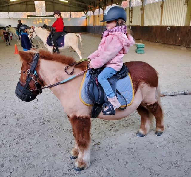 Prête pour la balade à poney ! 