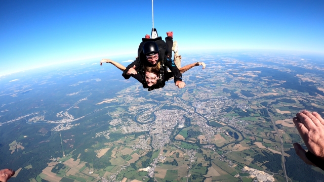 Tandem-Fallschirmsprung im Norden Frankreichs 