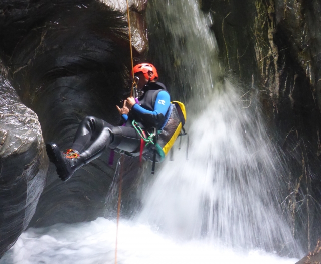  Abseilen in der Nähe des Wasserfalls 