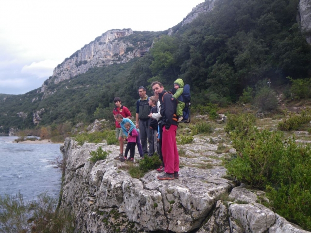  在悬崖边缘徒步旅行 