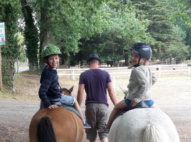 Begleitet von Papa, um die Ponys zu halten! 