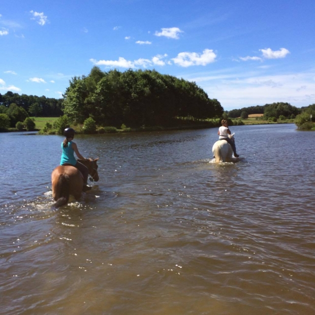  Nos refrescamos en el lago de Saint-Étienne-Cantalès 