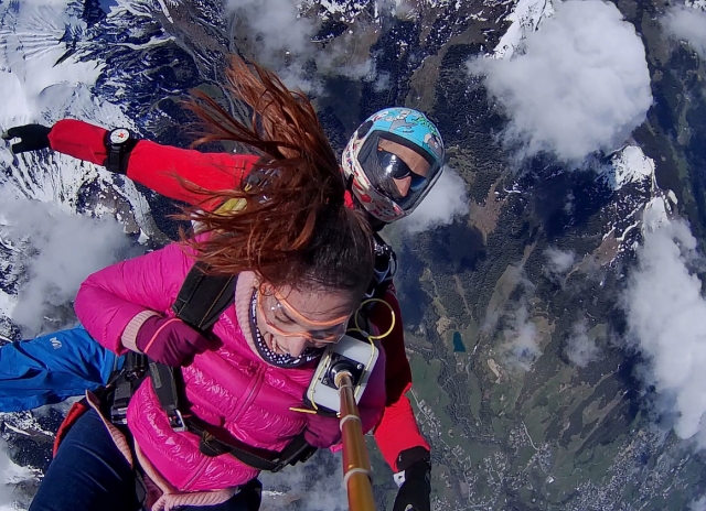 Das Adrenalin und der Nervenkitzel von Tandemsprüngen 