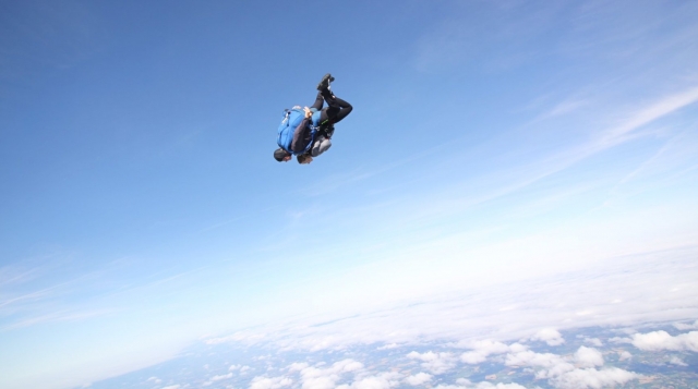  Free fall in the skies of the North 