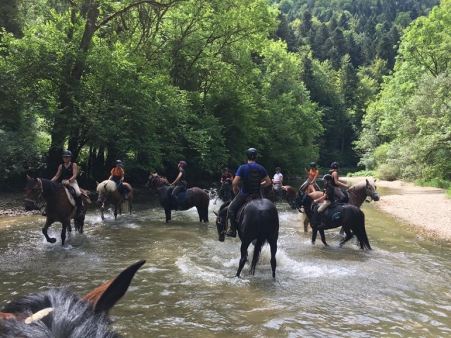  Cruce del río a caballo