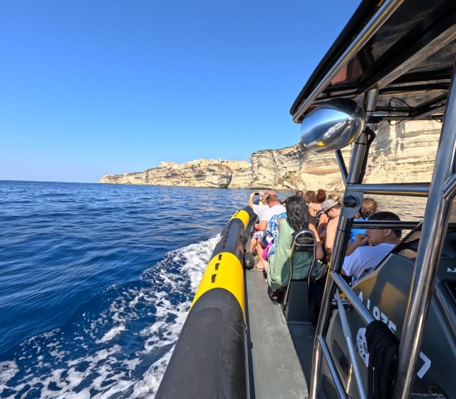  Sit comfortably in the speedboat 