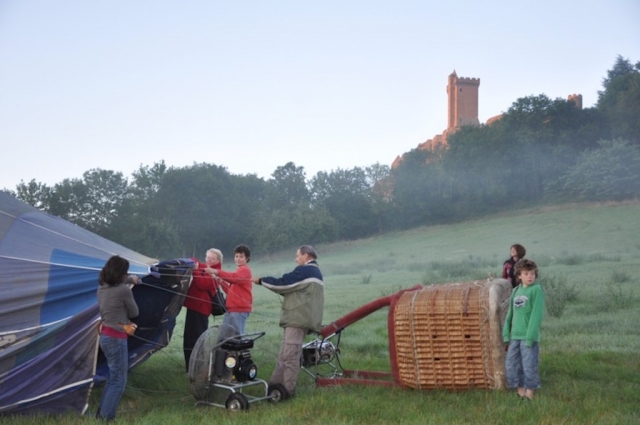 Contribution des participants à la préparation de la montgolfière