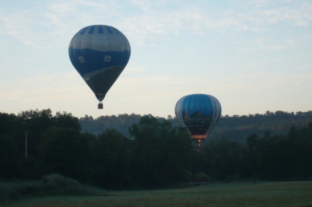 Vol en montgolfière à l'aube