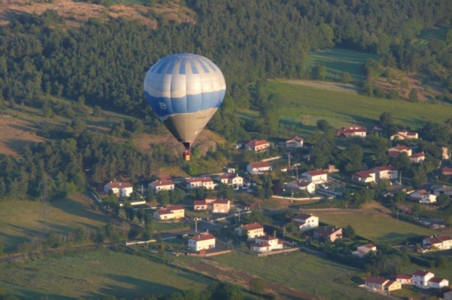 Survol de paysages surprenants en montgolfière