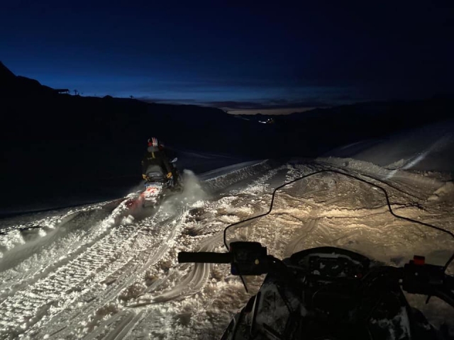  夜间雪地摩托徒步 