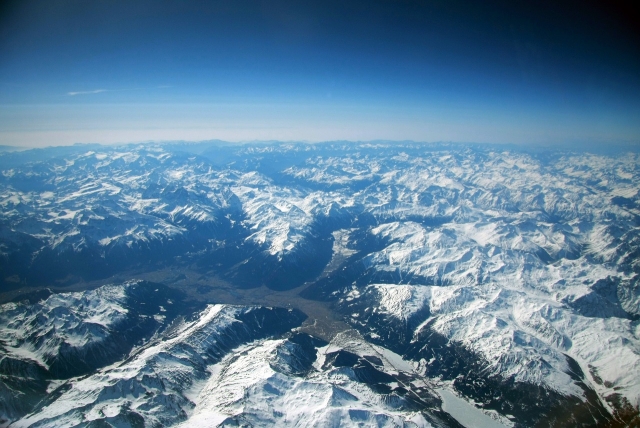 Survol des Pyrénées enneigées