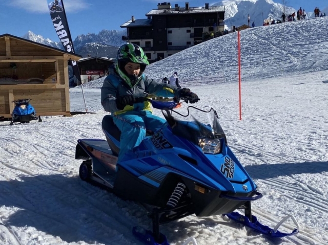  Snowmobile em um circuito