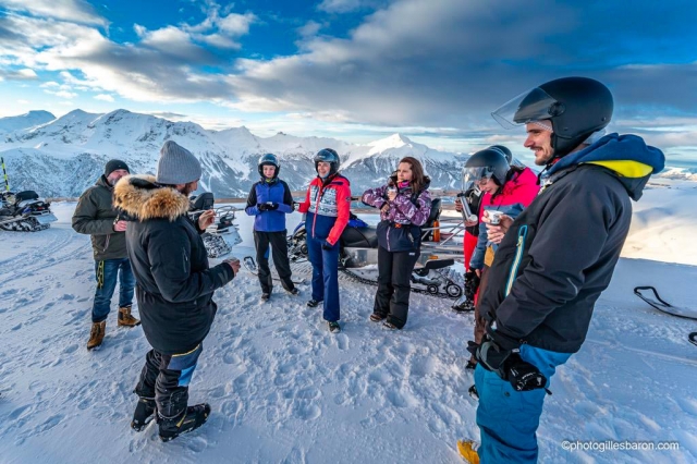 Einweisung vor einer Schneemobilwanderung 
