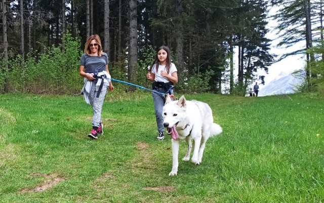  Cani-caminata entre madre e hija