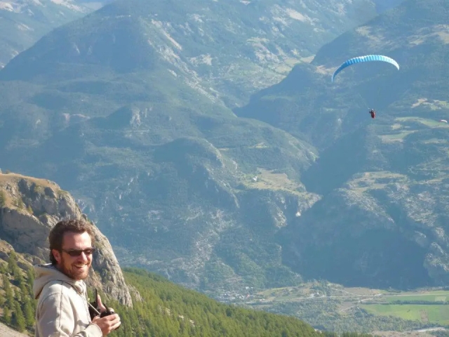  Gleitschirmfliegen im vollen Flug 