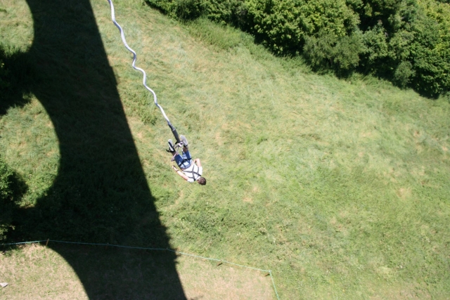 Bungee jumping at the Viaduc de Druyes 