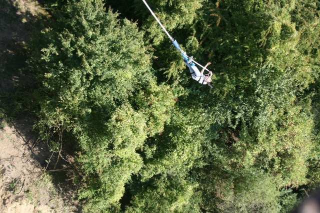  Bungee jumping at above the natural landscapes of Yonne 