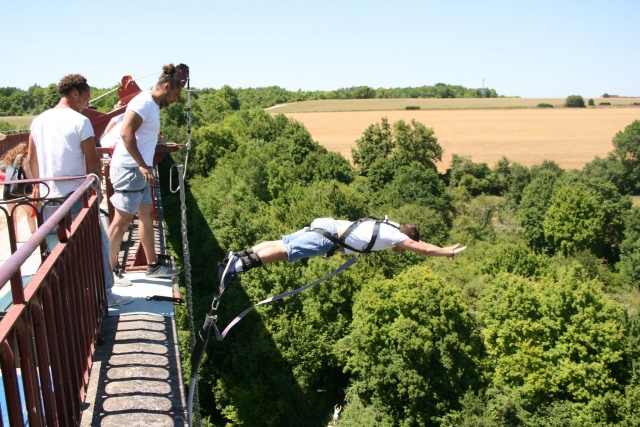  The very moment of bungee jumping 