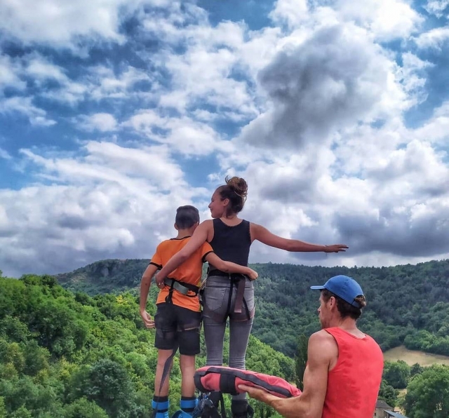  salto elástico com a família 