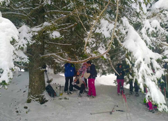  雪鞋徒步期间的野餐休息 