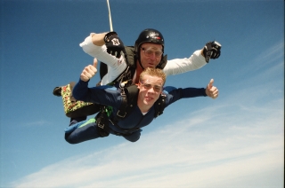 Parachute saltando em conjunto em Nespouls 4.000 m