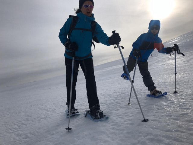 Randonnée en raquettes à neige en famille