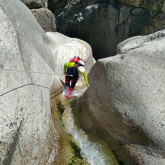  科西嘉岛溪降之旅中的狭窄通道 