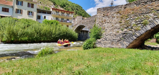 Parcourir les eaux vives de l'Aude en Raft