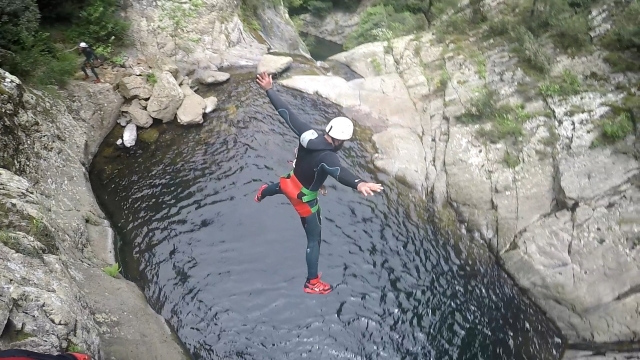 Saut depuis une falaise lors de la descente en canyoning