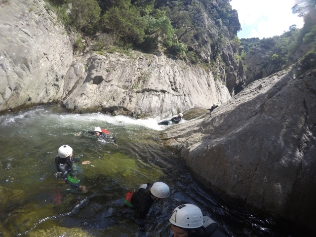 Toboggan naturel et nage dans les vasques