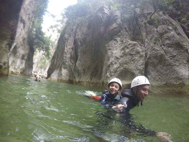  Descendente de canyoning da família 