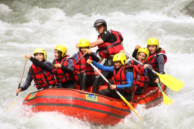 Sessão de rafting com amigos 