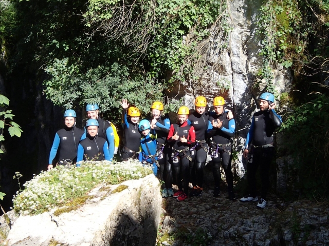 Activité de canyoning ludique à faire en groupe