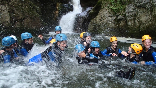 Des moments inoubliables entre amis lors de la descente en canyoning dans le Jura