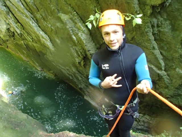 Descente en rappel dans le jura