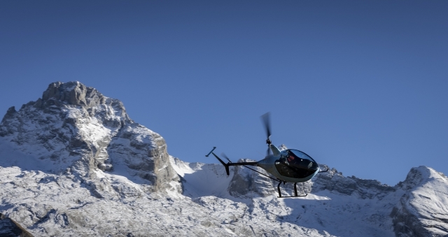 Vol au-dessus des Alpes enneigées en hélicoptère