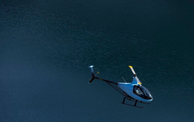 Survol du lac d'Annecy en hélicoptère