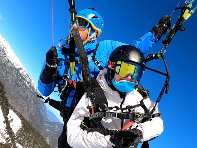  Vuelo en parapente con un instructor titulado.