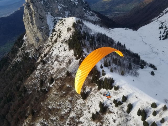 Parapente sobre La Clusaz 