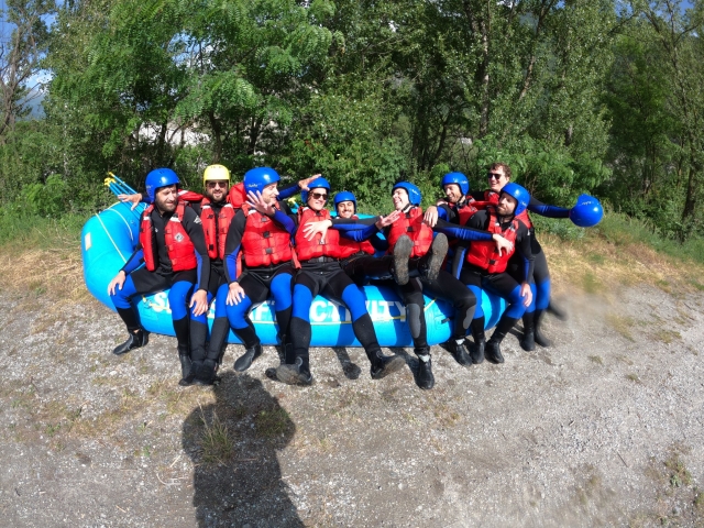 Descente en rafting avec son groupe d'amis en Haute-Savoie