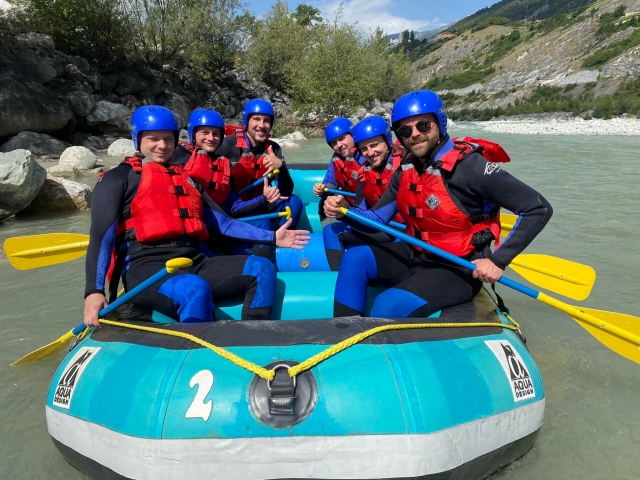 Les amis sont prêts pour la descente en rafting