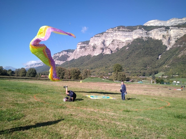 Acrobaties avant même que le parapente ne décolle