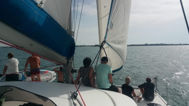  Bewunderung des Horizonts vom Boot aus 