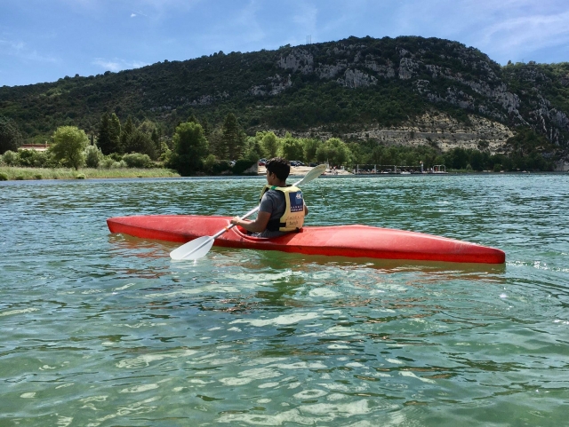 Paseo en canoa por las aguas cristalinas 
