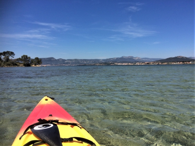  Fuga in canoa su acque cristalline 