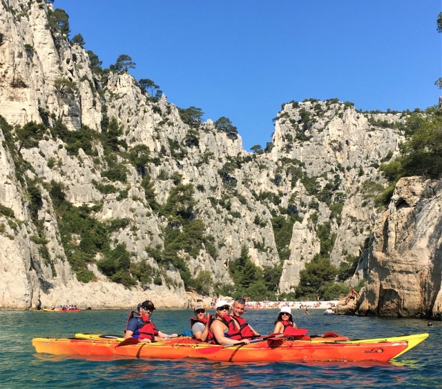 Balade en kayak de mer entre amis en famille