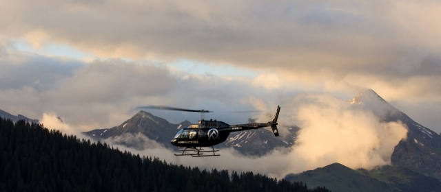  Helikopterflug in den Bergen 