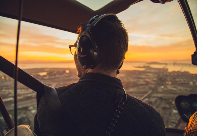 Bewunderung der Insel Réunion mit dem Hubschrauber bei Sonnenuntergang 