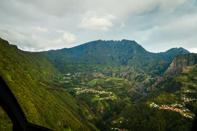 Vuela sobre los magníficos paisajes de la Isla 