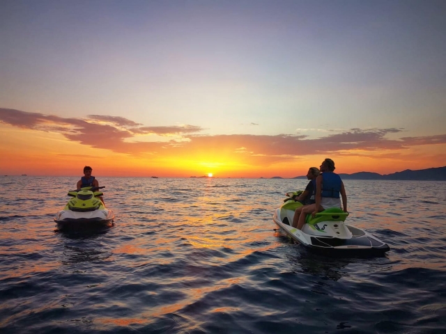 Jetski-Fahrt bei Sonnenuntergang 